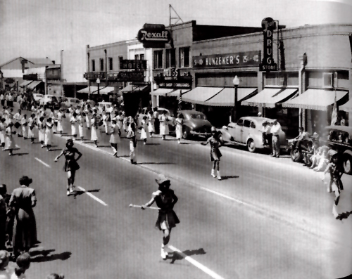 Parade on Vernon Street in Roseville from 1950